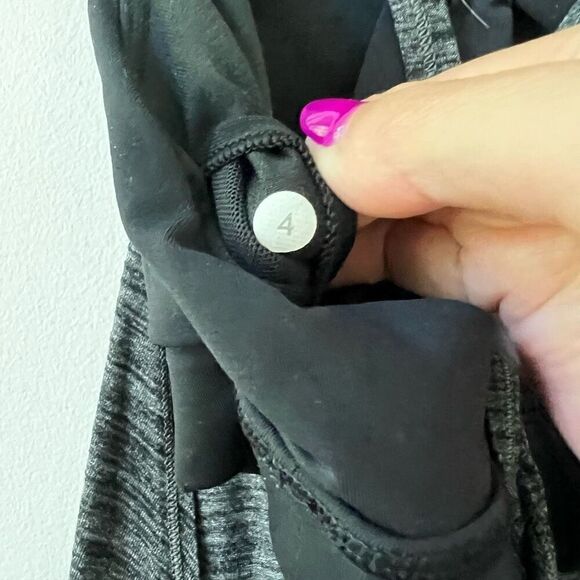 Lululemon Women's Black Gray Built In Bra Twist And Toil Tank Top Size 4 - Picture 6 of 8